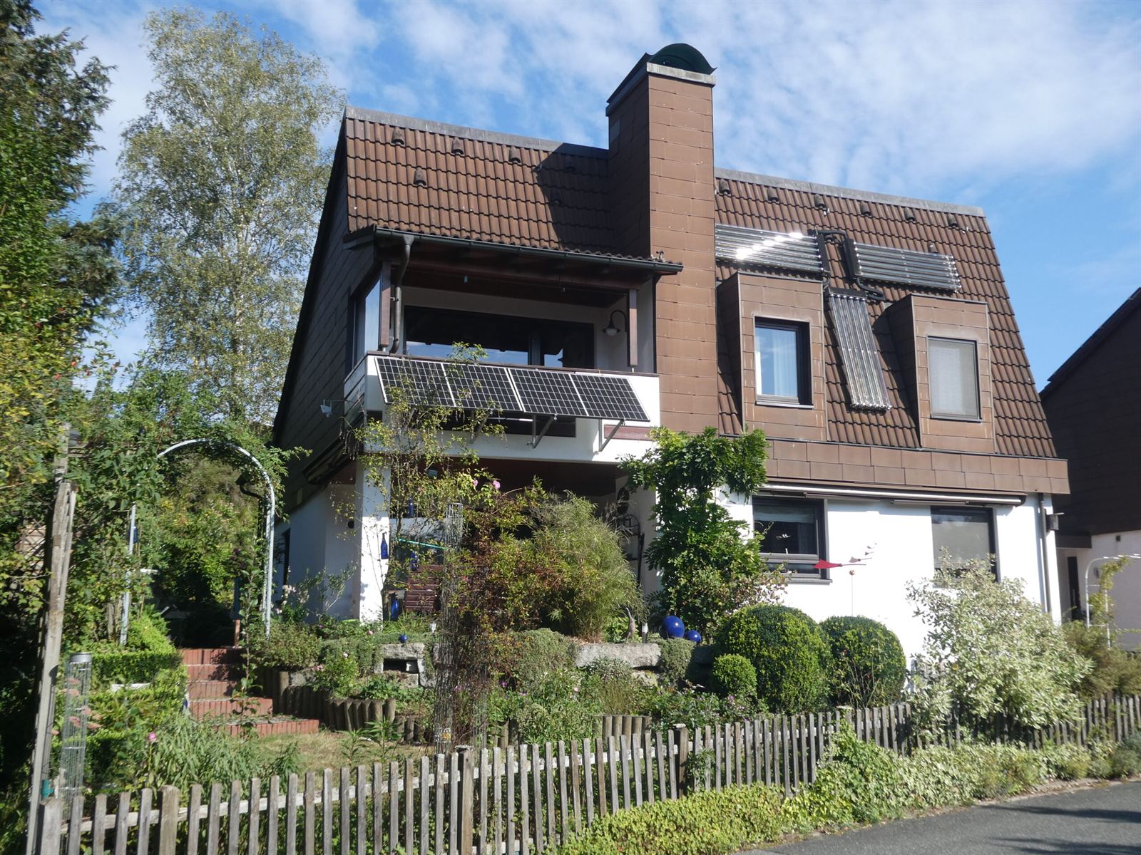 Vermitteltes Einfamilienhaus mit Balkon, Solarthermie und Gartenanlage