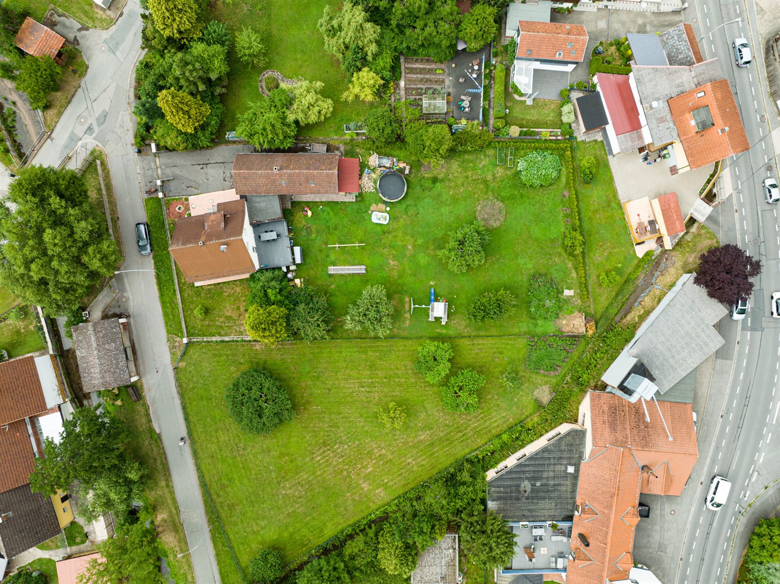 Vermitteltes Wohnhaus mit großem Grundstück – Luftaufnahme