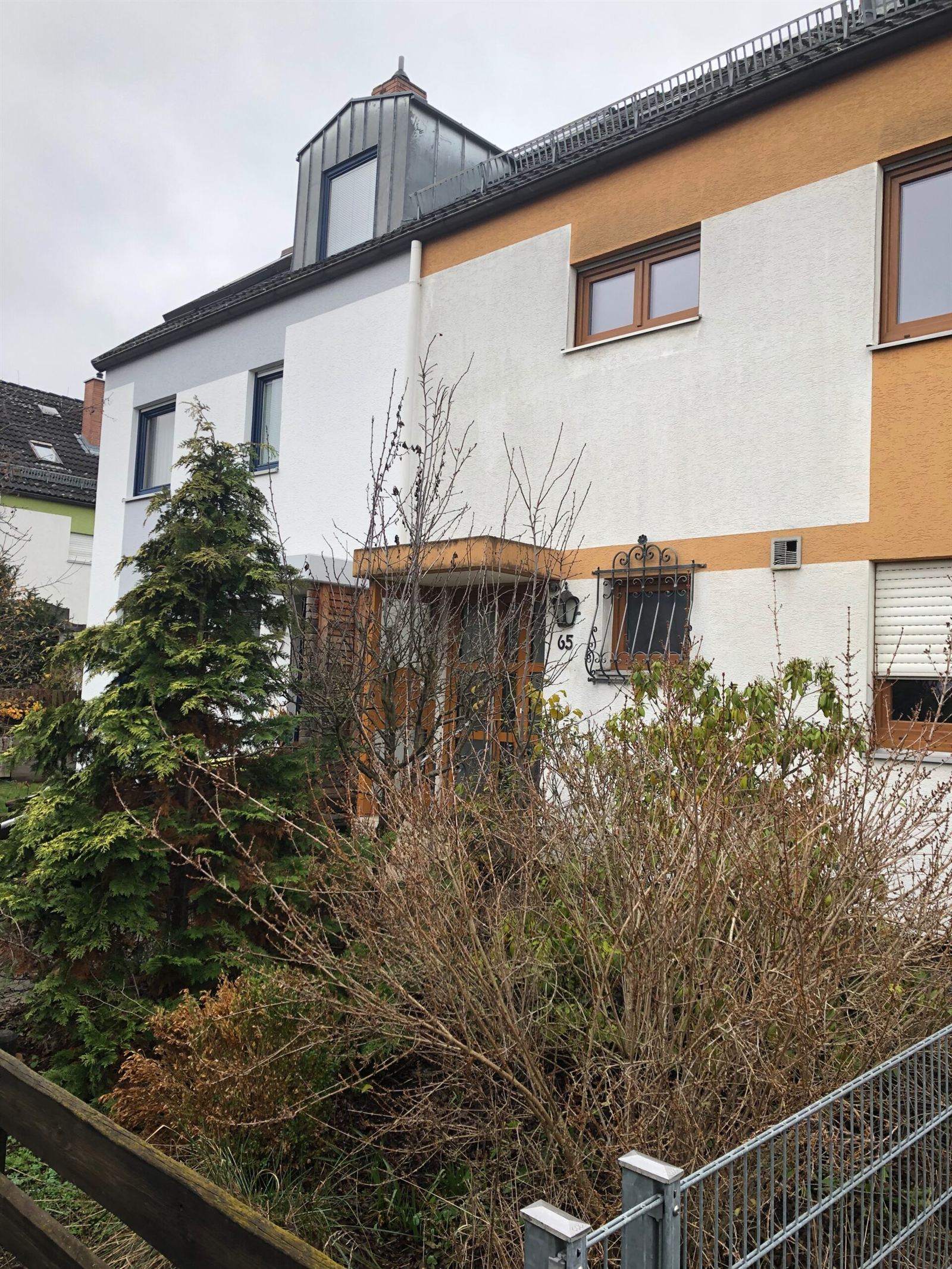 Vermitteltes Reihenmittelhaus mit überdachtem Eingang