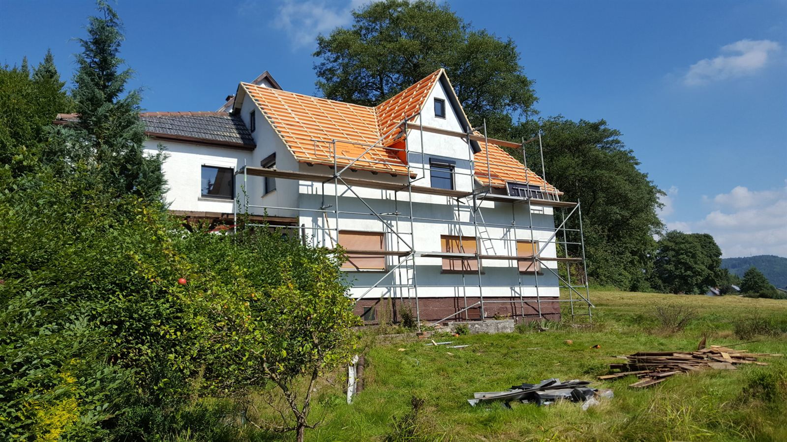 Vermitteltes Wohnhaus während der Dachsanierung