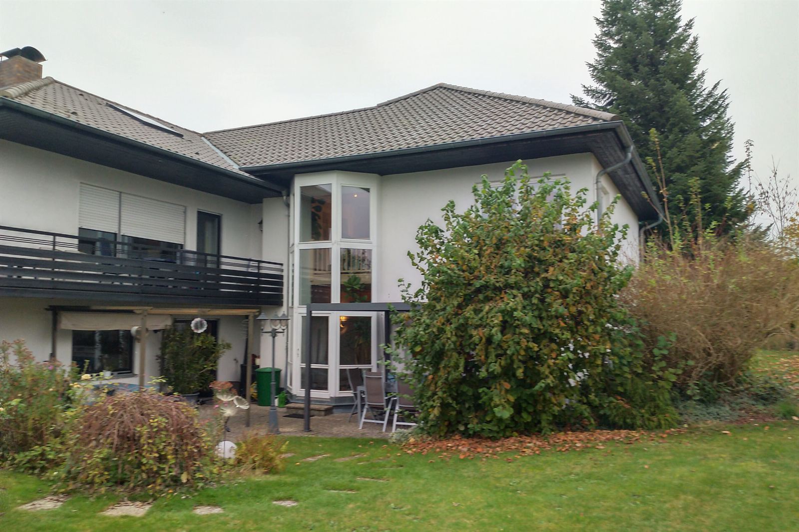 Vermitteltes Wohnhaus mit Balkon, Terrasse und großem Garten