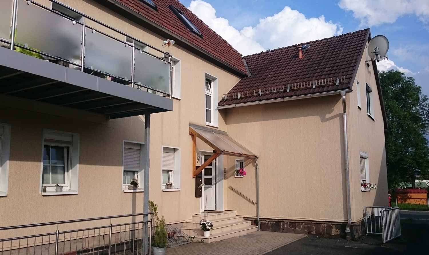 Vermitteltes Zweifamilienhaus mit Balkon und überdachtem Eingang