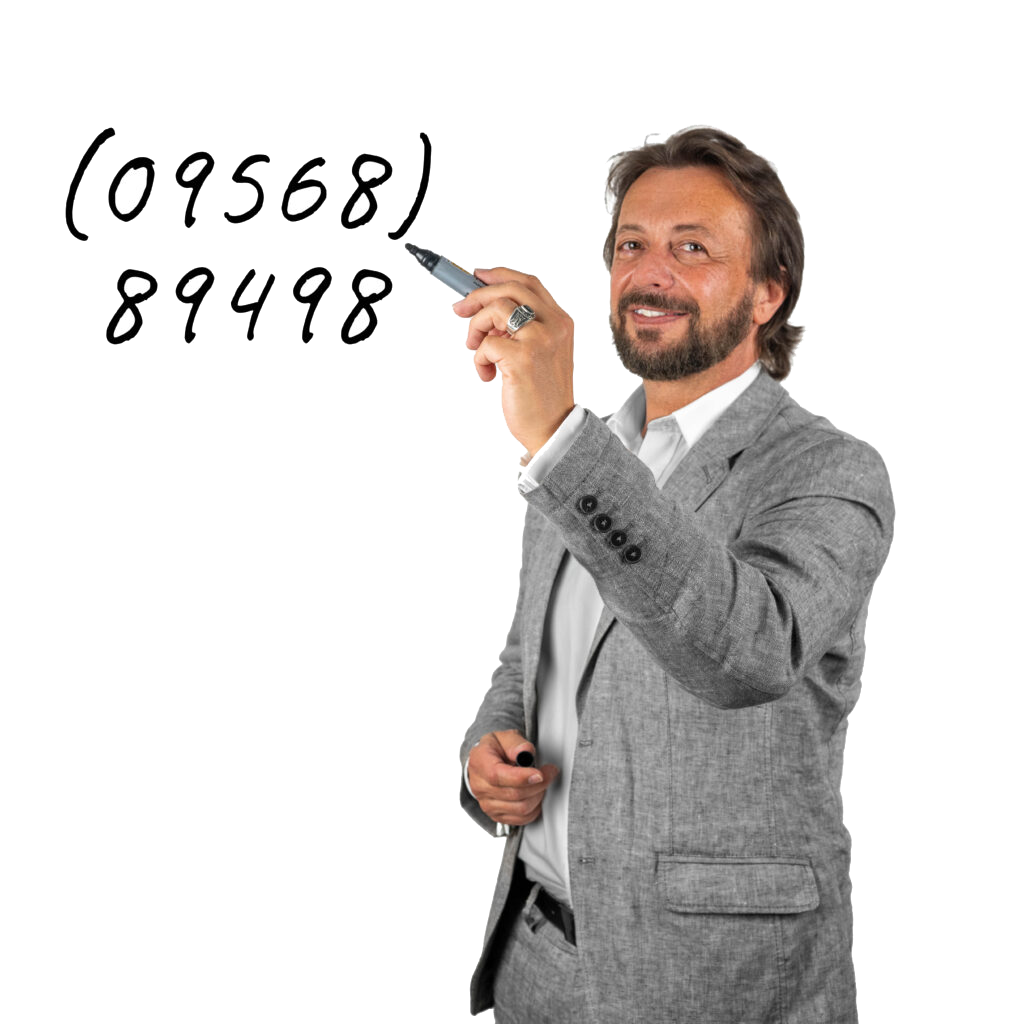 Thomas Ziegelhöfer schreibt seine Telefonnummer 09568 89498